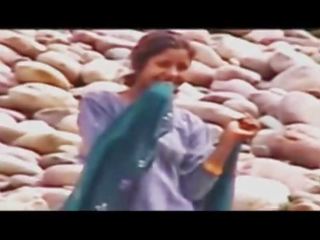 Intialainen naiset uiminen at joki alaston kätketty nokan vide