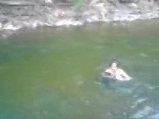 Magnificent ja rinnakas amatöör teismeline deity ujumine alasti sisse a jõgi - fuckmehard.club