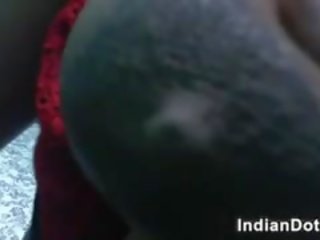 Očarujúce indické kočka milks ju prsníky