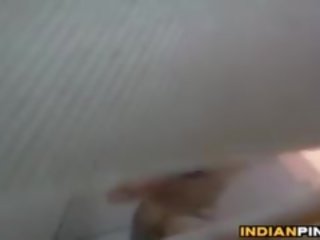 Indisk aunty varelse watched av en fönstertittare