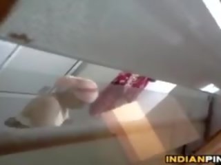 Ινδικό θεία ύπαρξη watched με ένα μπανιστηριτζής