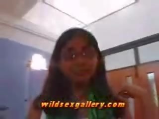 Sjenert indisk kjæreste gir veldig langsom blowjob
