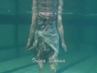 수영 나체상 에 수영 풀 고독한 enchantress irina