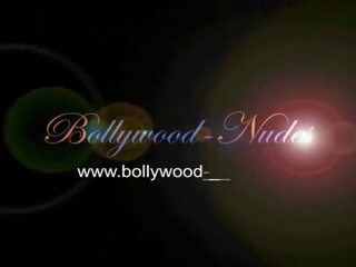 Bollywood ritual av lusta och dansa medan hon var ensam