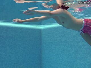 Nyilvános rented úszás medence mert ön fiúk -val barátnő dee