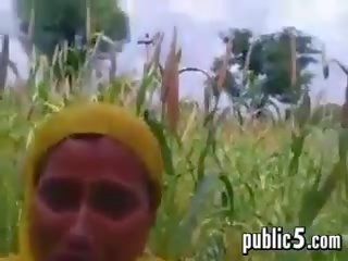 Ινδικό αναβοσβήνει αυτήν μουνί σε ένα πεδίο
