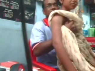 Indisk desi husmor körd av granne farbror inuti butik