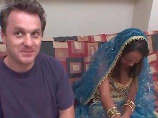 Индийски проститутка и възбуден бял любовница имам между различни раси майната сесия